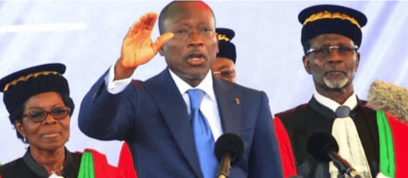 Le débat du 3è mandat: la cour en dira-t-elle plus que Patrice Talon ? Politique Par Edouard Djogbénou 28 Jan 2025 à 09:08 Mis à jour: 28 Jan 2025 à 09:08 3 min. Le président béninois, Patrice Talon Le président béninois, Patrice Talon PH: Présidence du Bénin Partager - Publicité- BIIC Le Bénin est à nouveau secoué par un débat qui semblait pourtant clos : celui du troisième mandat. Alors que le second mandat du président Patrice Talon approche de son terme, la question d’une nouvelle candidature pour 2026 refait surface, alimentée par des interprétations liées à la révision constitutionnelle de 2019. Dans ce contexte, la Cour constitutionnelle est appelée à trancher, mais comment pourrait-elle aller à l’encontre des affirmations répétées du chef de l’État lui-même ? Comment pourra-t-elle faire une autre interprétation de dispositions qui ne souffrent d’aucune ambiguïté? Ce débat est-il devenu une tradition au Bénin pour chaque fin de mandat constitutionnel? Un président ferme sur la question Depuis plusieurs années, Patrice Talon n’a cessé de réaffirmer son opposition à toute velléité de prolongation au pouvoir. En février 2024, il déclarait avec clarté : « La question du troisième mandat est derrière nous. Le Bénin est un autre pays. Nous avons tourné cette page. » Ce rappel s’inscrit dans une série de prises de position où le président a martelé son engagement pour l’alternance et la limitation des mandats, qu’il considère comme une garantie essentielle de la démocratie. Dans un discours empreint de fermeté, Talon allait jusqu’à préciser que « nul ne peut désormais exercer de sa vie plus de deux mandats au Bénin, que la Constitution soit nouvelle ou qu’il s’agisse d’une nouvelle République. » Ces propos ne laissent pas de place à l’ambiguïté. Alors pourquoi ce débat persiste-t-il ? Une révision constitutionnelle source de confusion - Publicité- La révision de la Constitution en 2019 a introduit des changements substantiels dans le cadre institutionnel béninois. Parmi ces modifications figurent l’introduction d’un poste de vice-président et l’allongement du mandat des députés. Ces transformations ont conduit certains à avancer que le Bénin serait entré dans une nouvelle République, ouvrant ainsi la possibilité pour Patrice Talon de briguer un « second mandat » dans ce nouvel ordre institutionnel. C’est sur cette base qu’un acteur politique, Christian E. Lagnide, a saisi la Cour constitutionnelle, espérant clarifier la portée des modifications de 2019 et l’éventuelle éligibilité de Talon pour 2026. La Cour face à un dilemme - Publicité- La Cour constitutionnelle se retrouve donc au centre d’une controverse hautement sensible. Si elle considère que la révision de 2019 marque le début d’une nouvelle République, elle ouvrirait la voie à une réinterprétation de la limitation des mandats. Une décision qui irait à l’encontre des déclarations explicites du président, mais qui répondrait à une lecture technique de la loi. Inversement, si la Cour réaffirme le caractère intangible de la règle des deux mandats, elle confortera la position déjà exprimée par Patrice Talon, tout en fermant définitivement la porte à tout débat sur une nouvelle candidature. Un procès d’intention ou une réalité politique ? Pour Patrice Talon, ce débat est un « procès d’intention » orchestré par des acteurs politiques en quête de visibilité. « Ce débat est malheureux. Il est le fait des acteurs politiques qui cherchent à se donner une raison d’exister. » Pourtant, il serait naïf de négliger l’impact de ce débat sur l’opinion publique. La persistance de ce sujet révèle un climat de méfiance au sein de la classe politique et un besoin de clarification juridique pour apaiser les tensions. Les regards tournés vers la Cour Dans ce contexte, la Cour constitutionnelle a la lourde tâche de trancher une question qui dépasse le cadre juridique pour embrasser des enjeux politiques et démocratiques majeurs. Dira-t-elle que le Bénin est dans une nouvelle République, ouvrant ainsi la voie à une nouvelle candidature de Talon ? Ou confirmera-t-elle que, quelle que soit l’interprétation, un béninois de son vivant ne peut faire plus de deux mandats et que le principe d’alternance reste sacro-saint ? Une chose est sûre : le verdict de la Cour sera scruté de près, non seulement par les acteurs politiques béninois, mais aussi par la communauté internationale, qui suit avec attention l’évolution de la démocratie dans ce pays considéré comme un modèle en Afrique de l’Ouest. Le président Patrice Talon, lui, a déjà pris position. La Cour est attendue dans la sienne. Osera-t-elle rendre ambiguës des dispositions simples d’interprétation ?