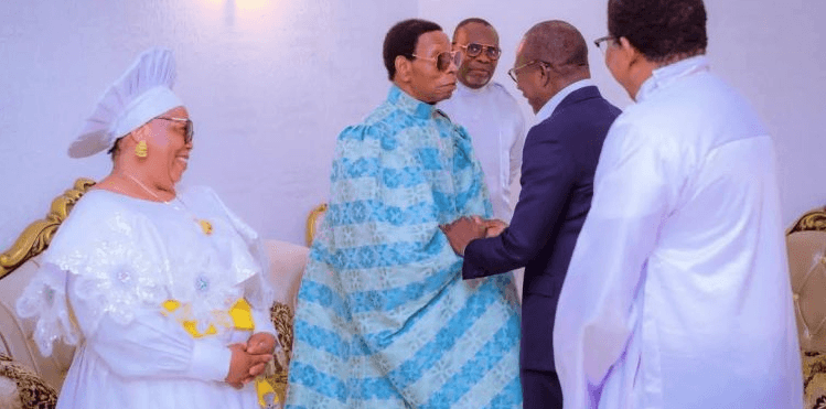 Patrice Talon en visite chez le Révérend Emmanuel Oshoffa à Porto-Novo pour promouvoir l’unité dans l’Église du Christianisme Céleste