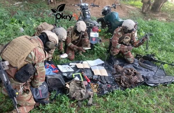 Double Frappe Réussie en Quatre Jours Les Forces Armées Béninoises (FAB) ont mené deux opérations spectaculaires contre les groupes terroristes, démontrant leur efficacité redoutable sur le terrain. L'Opération du 24 Juin dans l'Alibori Le 24 juin, une opération dans l'Alibori a conduit au démantèlement d'une base terroriste. Bilan : 6 terroristes neutralisés et des armes saisies. Cette intervention chirurgicale témoigne de la précision tactique des forces spéciales béninoises. La Riposte du 28 Juin : Frappe Préventive Le samedi 28 juin, les commandos des FAB ont mené une nouvelle offensive ciblant une base terroriste en cours d'établissement dans la zone frontalière. Cette opération préventive a permis d'éliminer plusieurs terroristes et de saisir des armes et motos avant qu'ils ne puissent consolider leur position. Succès Sans Pertes L'aspect le plus remarquable de ces opérations : aucune perte n'a été déployée du côté des militaires béninois. Cette performance exceptionnelle souligne la qualité de formation des forces spéciales et leur maîtrise tactique. Un Message Dissuasif Ces actions adressent un message clair aux groupes terroristes : le Bénin protège fermement son territoire. La rapidité et l'efficacité de ces interventions démontrent la capacité du pays à neutraliser les menaces avant qu'elles ne deviennent opérationnelles. Les Forces Armées Béninoises confirment ainsi leur rôle de rempart efficace contre le terrorisme, contribuant significativement à la stabilité régionale.