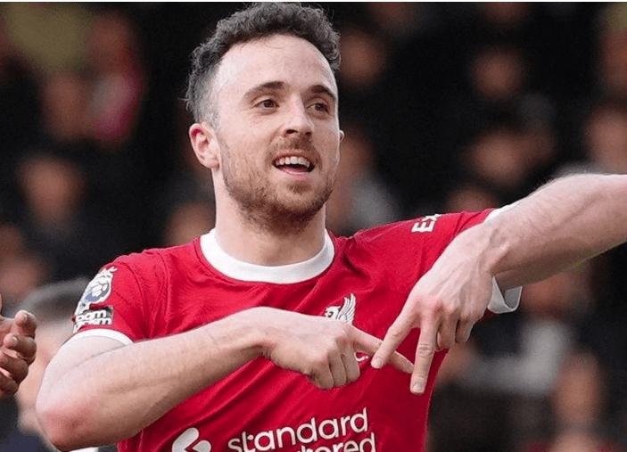 Diogo Jota : décès tragique de l’attaquant de Liverpool et son frère dans un accident en Espagne Victime d’un accident de la circulation, Diogo Jota, attaquant vedette de Liverpool est décédé en compagnie de son frère, dans la nuit du 02 au 03 juillet 2025. Par Rosine Dohêto 3 juillet 2025 10:27 0 commentaire Diogo Jota, attaquant vedette de Liverpool Diogo Jota, attaquant vedette de Liverpool Diogo Jota, l’attaquant vedette de Liverpool et de l’équipe nationale portugaise, est décédé dans un accident de voiture dans la nuit du 2 au 3 juillet 2025, aux côtés de son frère André Silva, également footballeur, près de Palacios de Sanabria, dans la province de Zamora, en Espagne, selon les autorités locales et les médias espagnols . Le véhicule, une Lamborghini, rapporte Talk Sport, aurait quitté la route sur l’autoroute A‑52 près du kilomètre 65, suite à une crevaison lors d’un dépassement d’après la Guardia Civil et des témoins sur place. La voiture a pris feu, s’embrasant sous les flammes selon les secours, qui ont confirmé la mort sur place des deux occupants, âgés respectivement de 28 et 26 ans. Âgé de 28 ans, Diogo Jota, de son vrai nom Diogo José Teixeira da Silva, était un attaquant polyvalent, réputé pour sa finition clinique et sa vitesse explosive. Après des passages remarqués à Paços de Ferreira, Porto, Wolverhampton et Liverpool (65 buts en 182 matchs), il avait également brillé avec le Portugal (49 sélections, 14 buts), remportant notamment la Ligue des Nations en 2019 et 2025. Diogo Jota laisse derrière lui une veuve, Rute Cardoso avec qui il ‘est marié le 22 juin 2025 et trois enfants, dont le plus jeune né en 2024 . Son frère, André Silva, apprend le Huffingtonpost, évoluait également comme footballeur professionnel à Penafiel, en deuxième division portugaise.