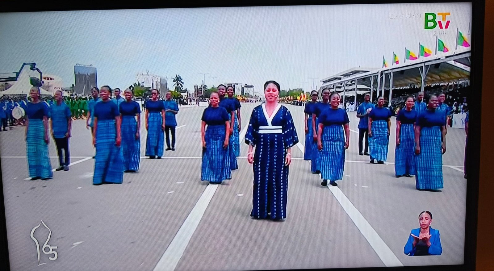 Anna Fambo offre une performance historique avec l'hymne national en langue Adja
